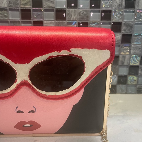 Mod Lady W/Sunglasses Statement Purse Gold Metallic Box Structure, Chain Strap - Picture 3 of 7